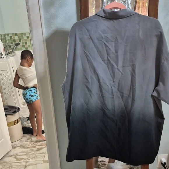 No Boundaries Gray Shirt - Picture 4 of 4